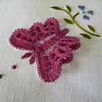 farfalla rosa in tombolo creata da Tassotti Gabriella