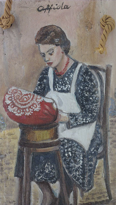 Pittura su coppo che raffigura una donna che crea merletto sul tombolo